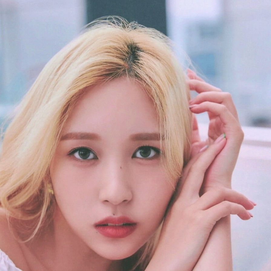 Momen yang diabadikan oleh penggemar Mina (TWICE)