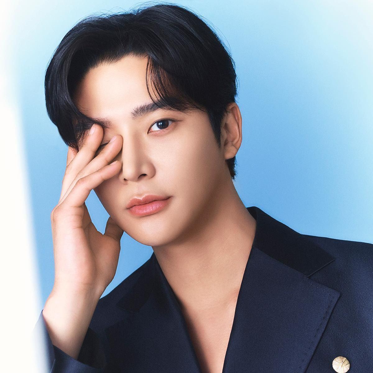 Behind-the-scenes cut of Rowoon