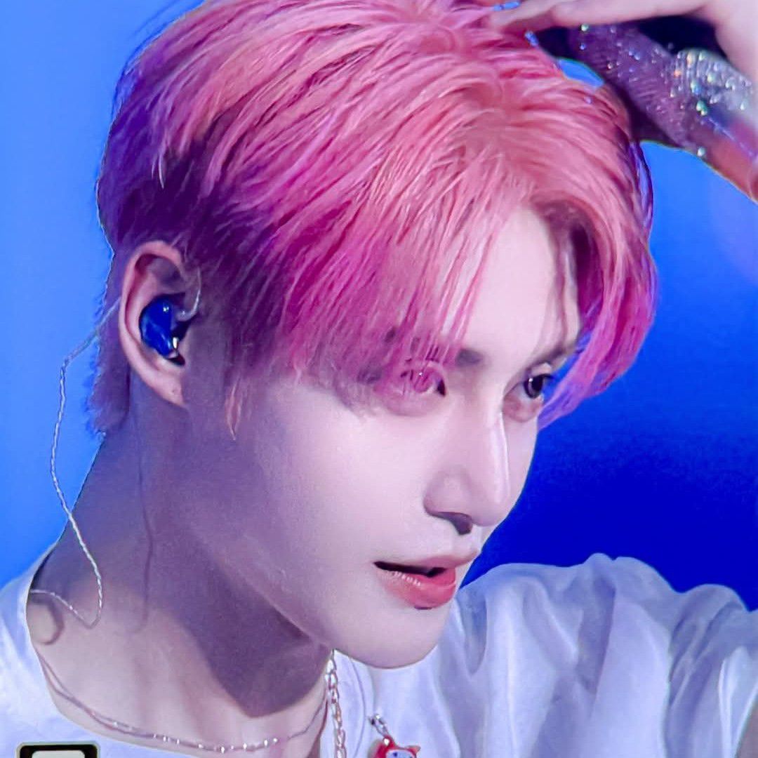 Behind-the-scenes cut of Kim Jiwoong (ZEROBASEONE)