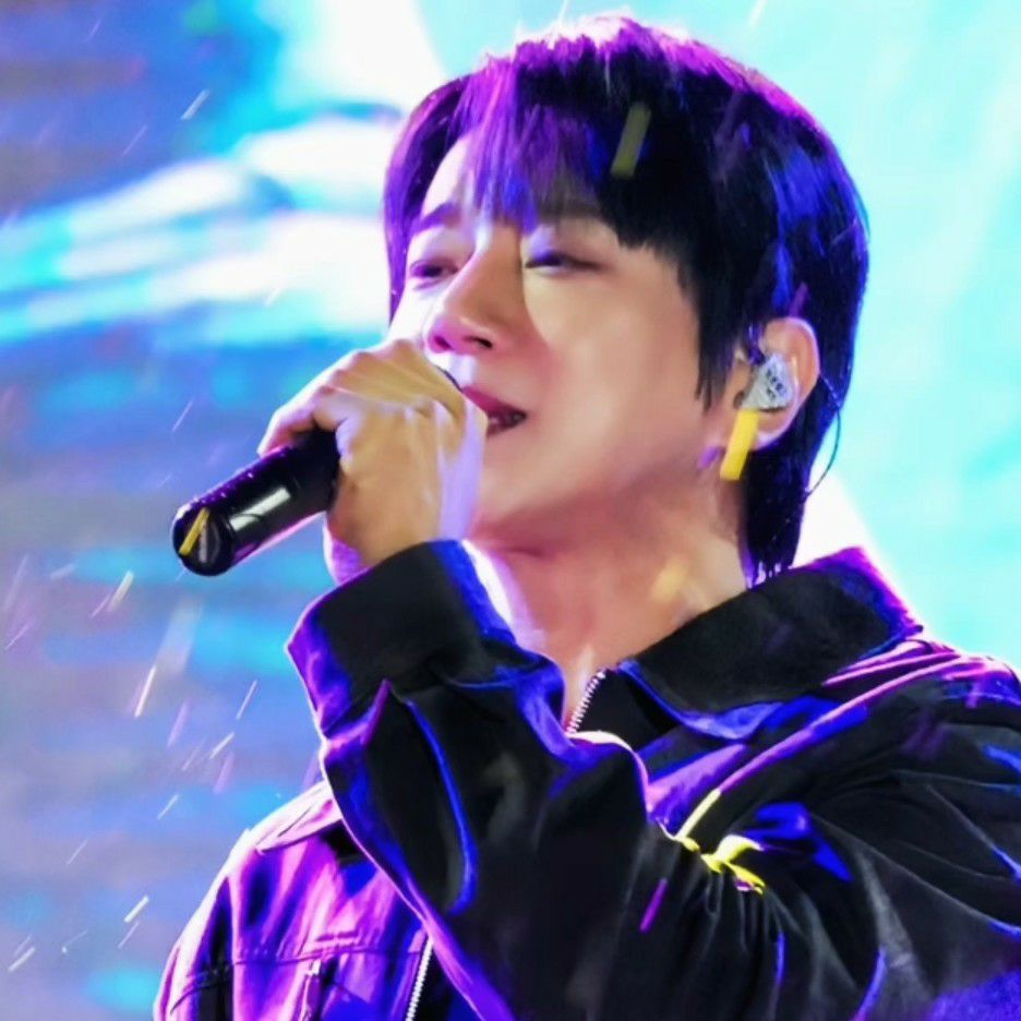 A moment captured by Hwang Chiyeol's fan