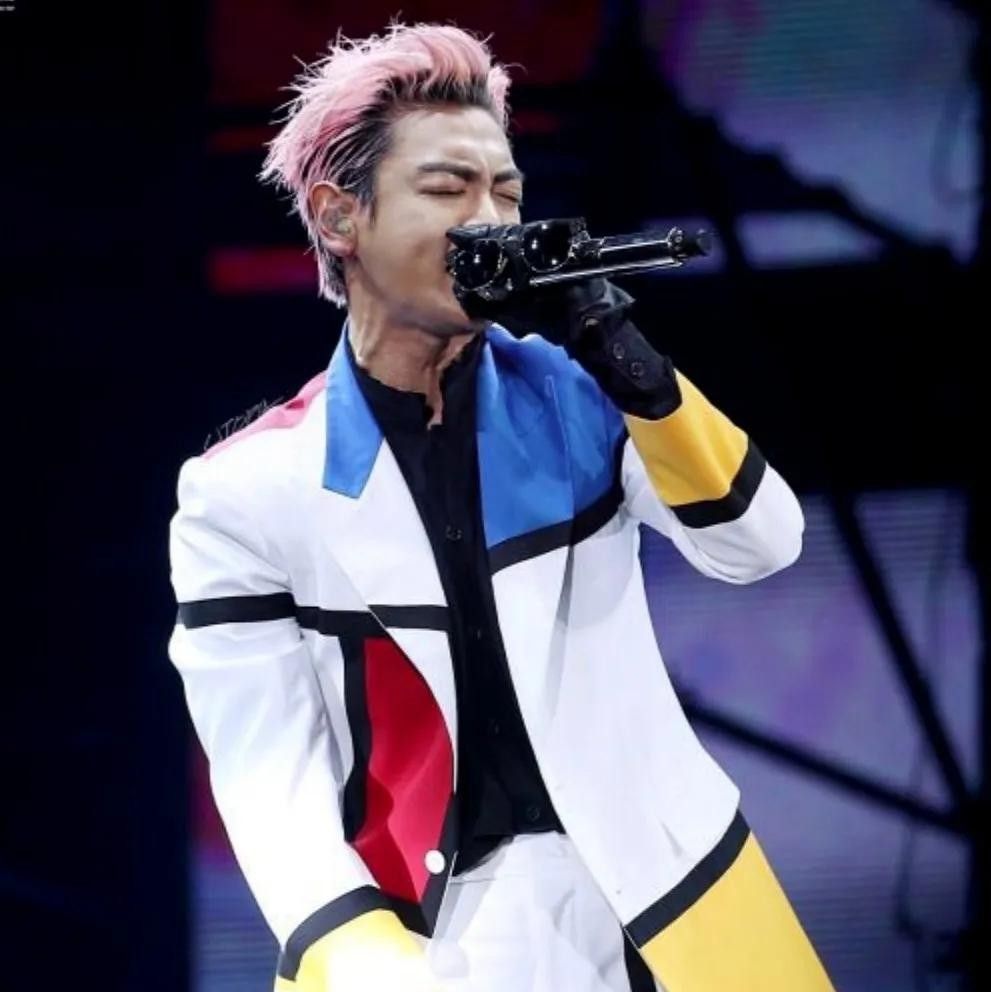 A moment captured by T.O.P's fan
