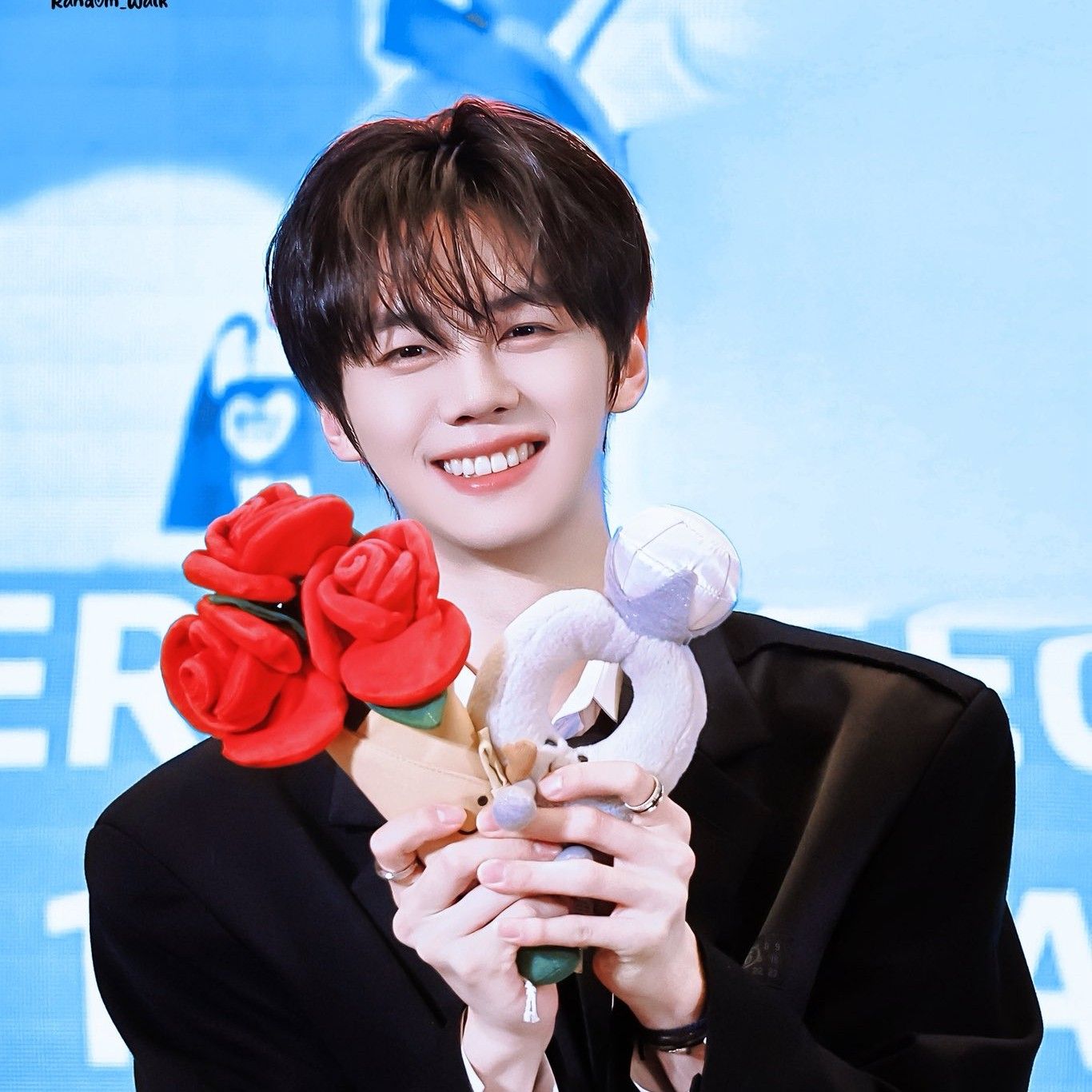 Latest photo of Kim Gyuvin (ZEROBASEONE)