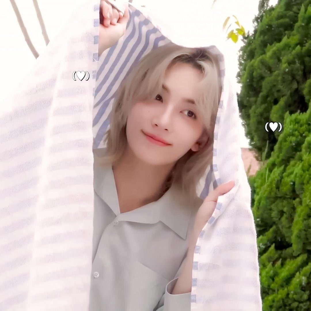 A moment captured by Jeonghan (SEVENTEEN)'s fan