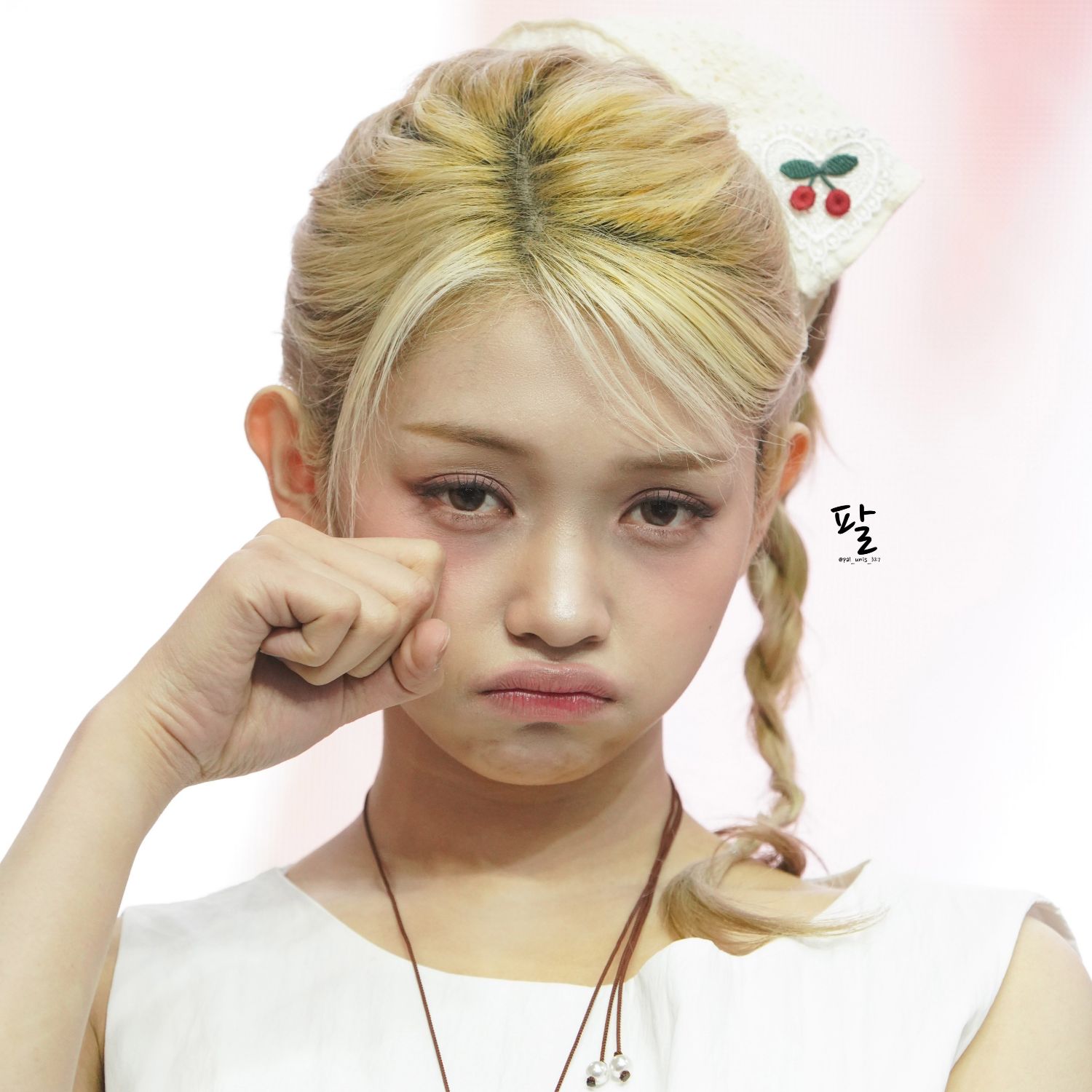 A moment captured by Gehlee (UNIS)'s fan