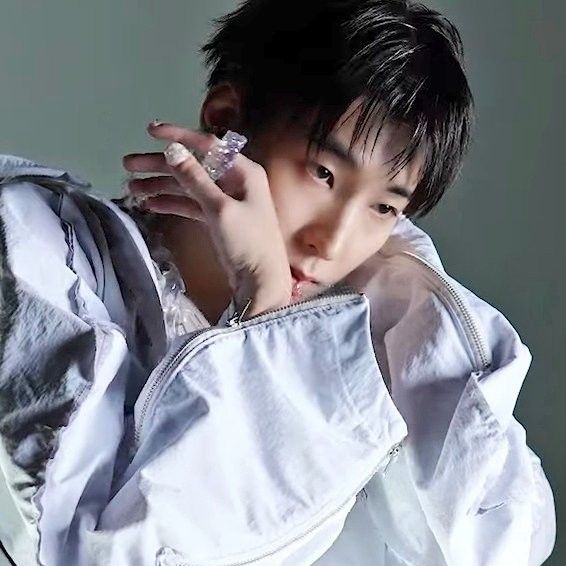 圆佑 (SEVENTEEN)的最新照片