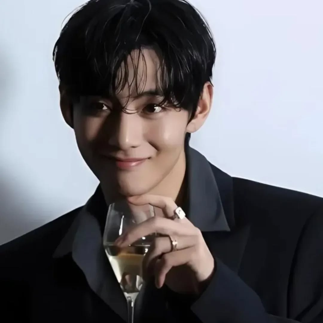 Latest photo of V (BTS)