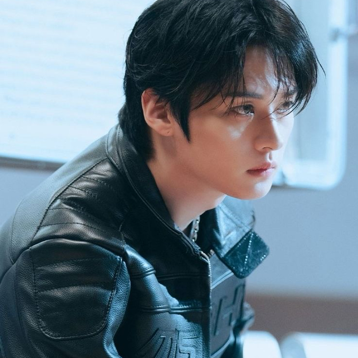Latest photo of Lee Know (Stray Kids)