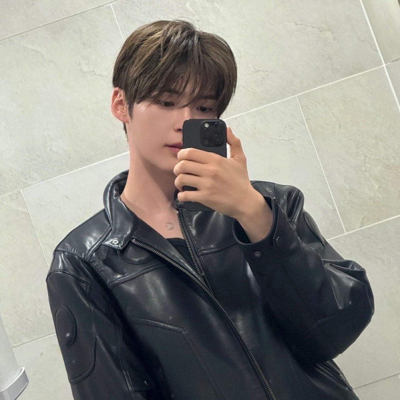 Behind-the-scenes cut of Sung Hanbin (ZEROBASEONE)