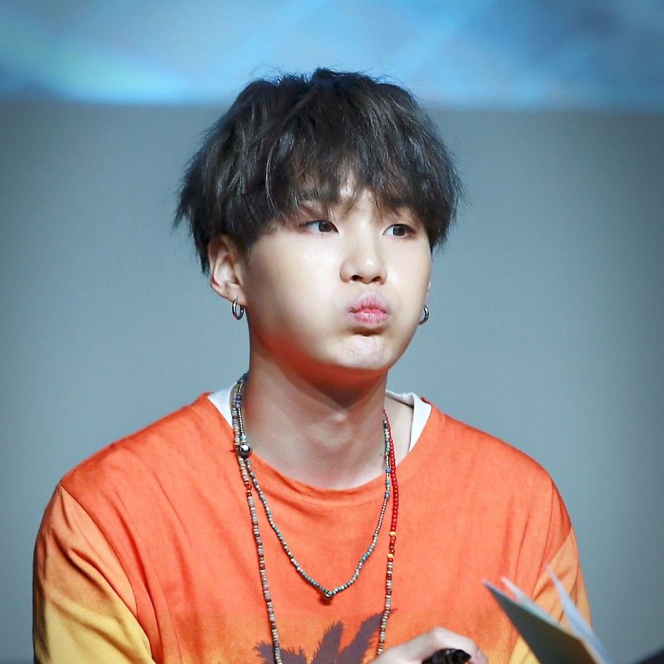 Foto aktivitas terbaru SUGA (BTS)