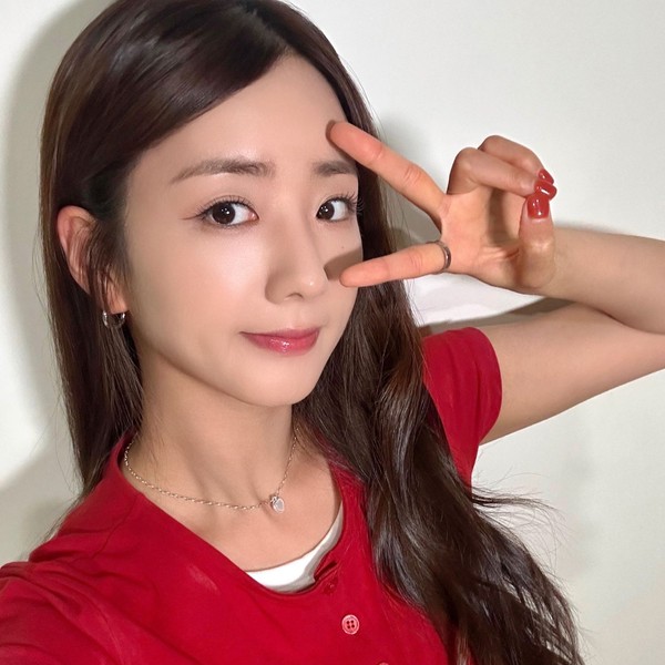 Signature photo of Yoon Bomi (Apink) capturing their charm