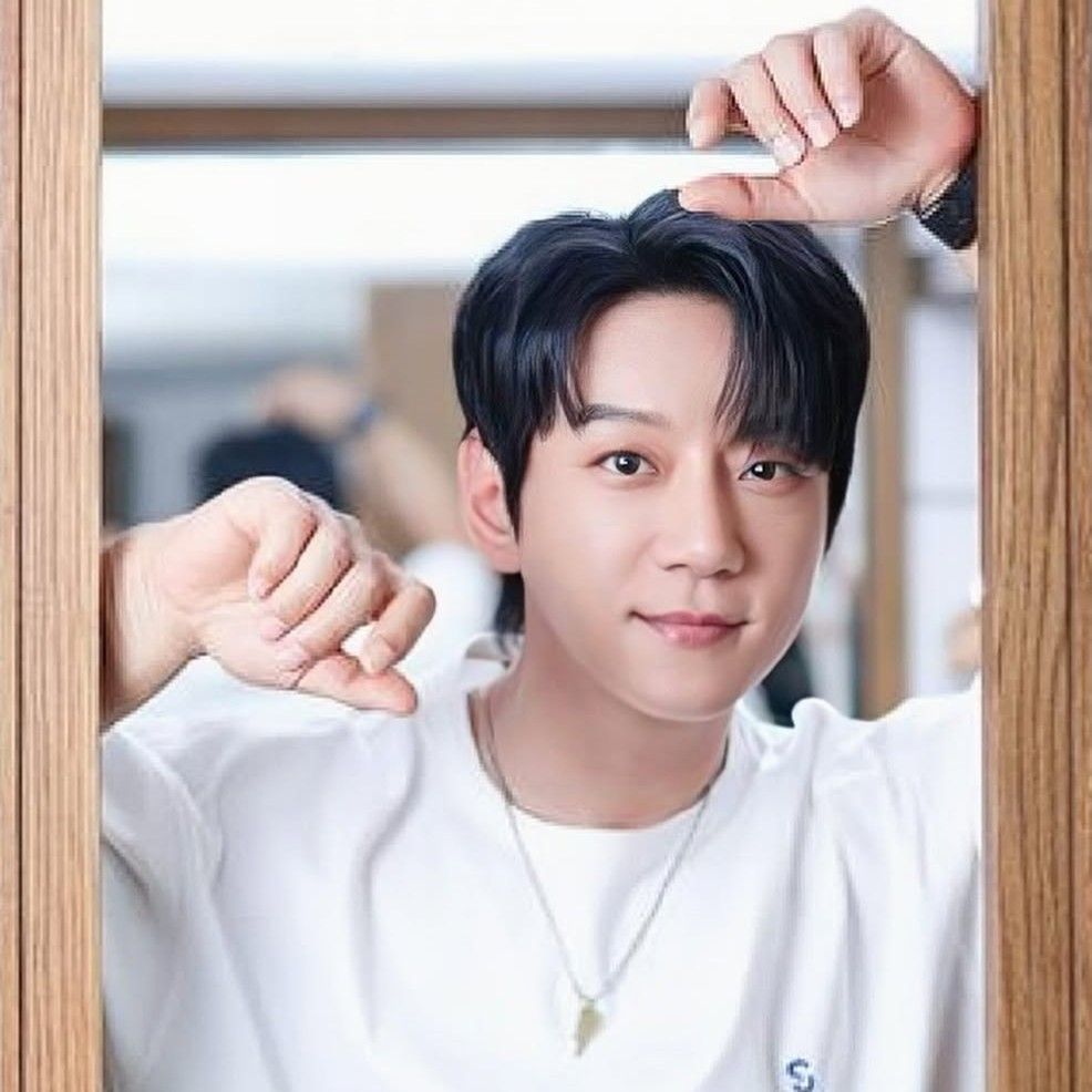 Latest photo of Hwang Chiyeol