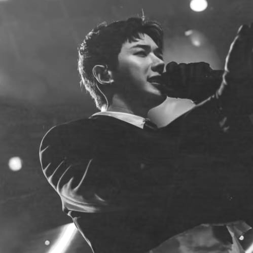 A moment captured by Wonho's fan