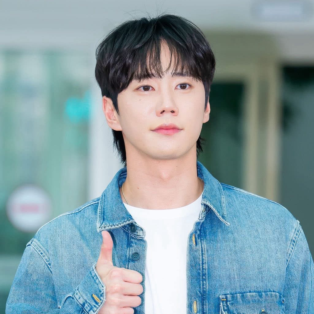 Recent activity shot of Lee Junyoung