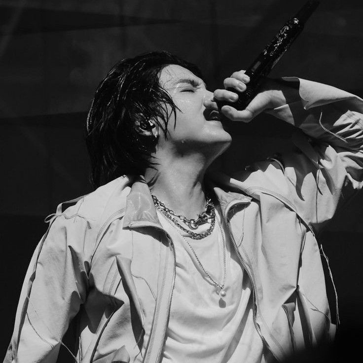 Foto aktivitas terbaru SUGA (BTS)