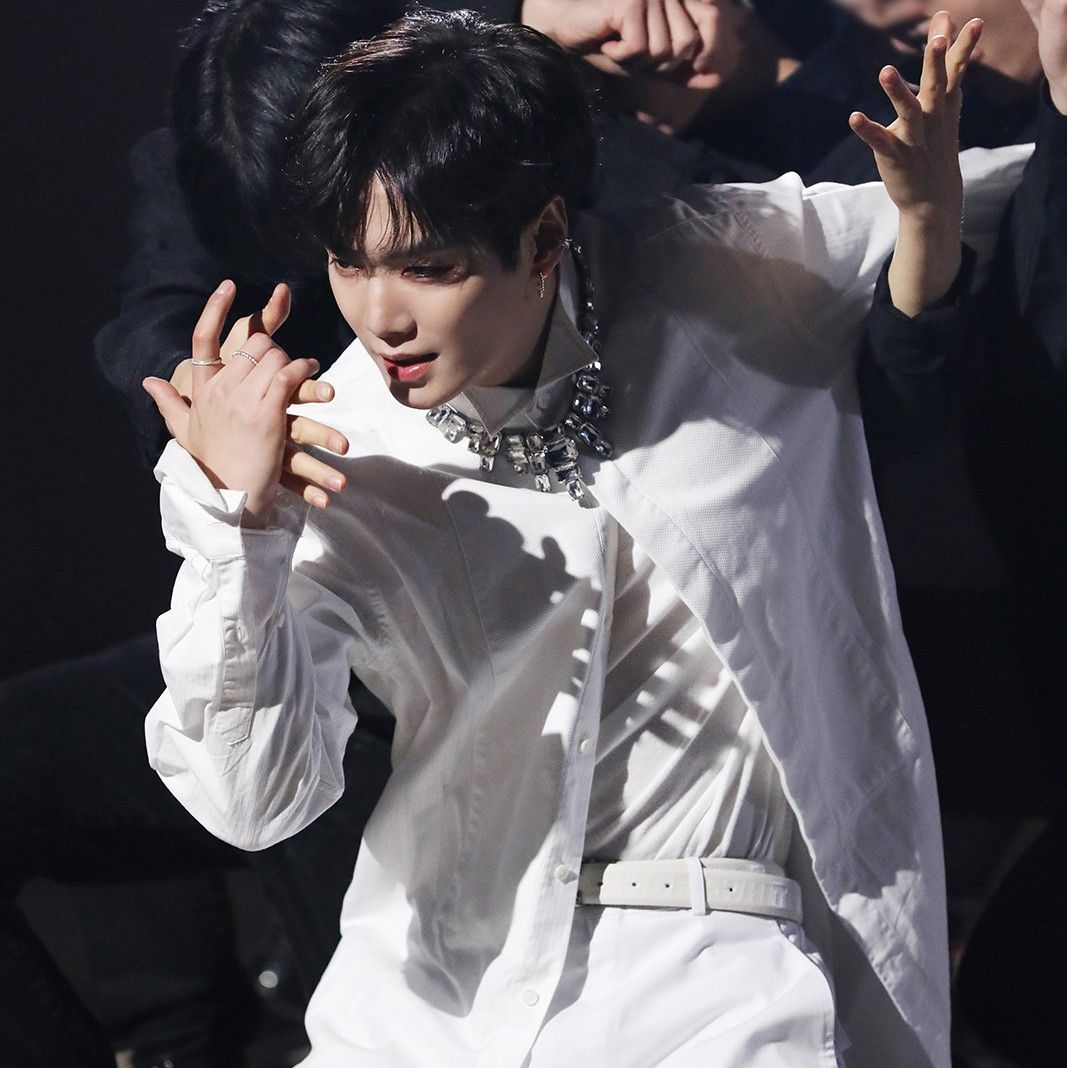A moment captured by Kim Jonghyeon's fan