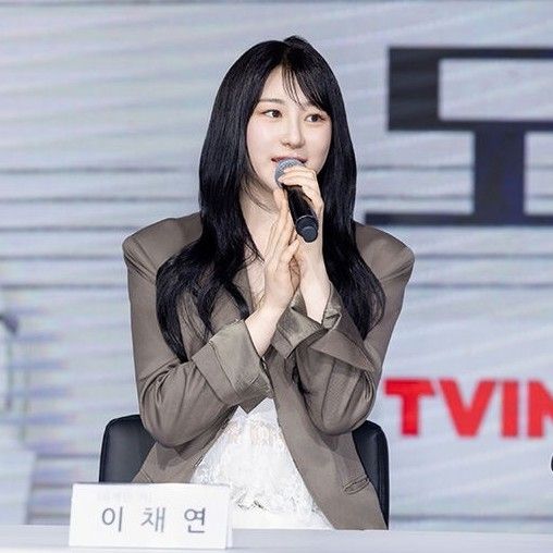 Behind-the-scenes cut of Lee Chaeyeon