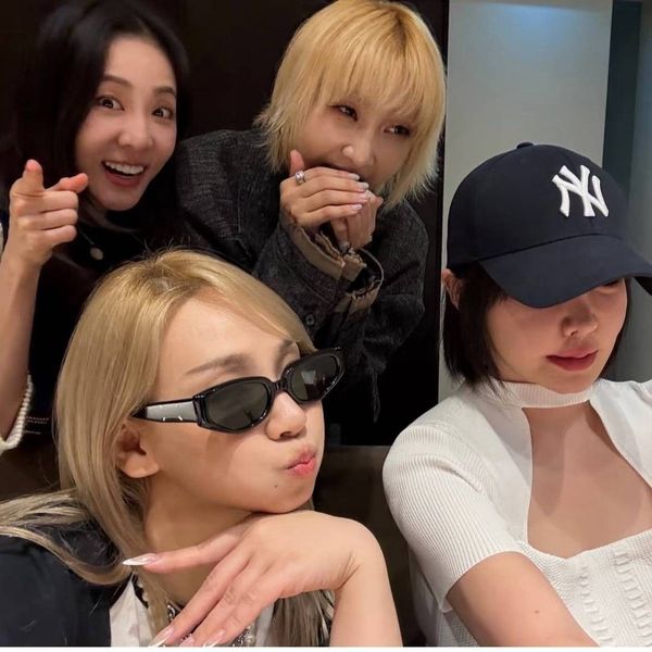 Signature photo of 2NE1 capturing their charm