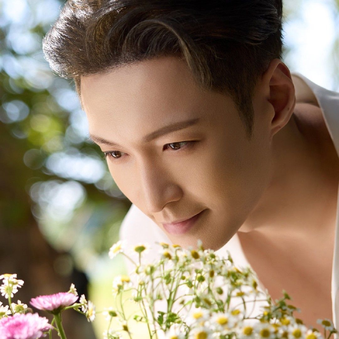 Behind-the-scenes cut of Lay (EXO)