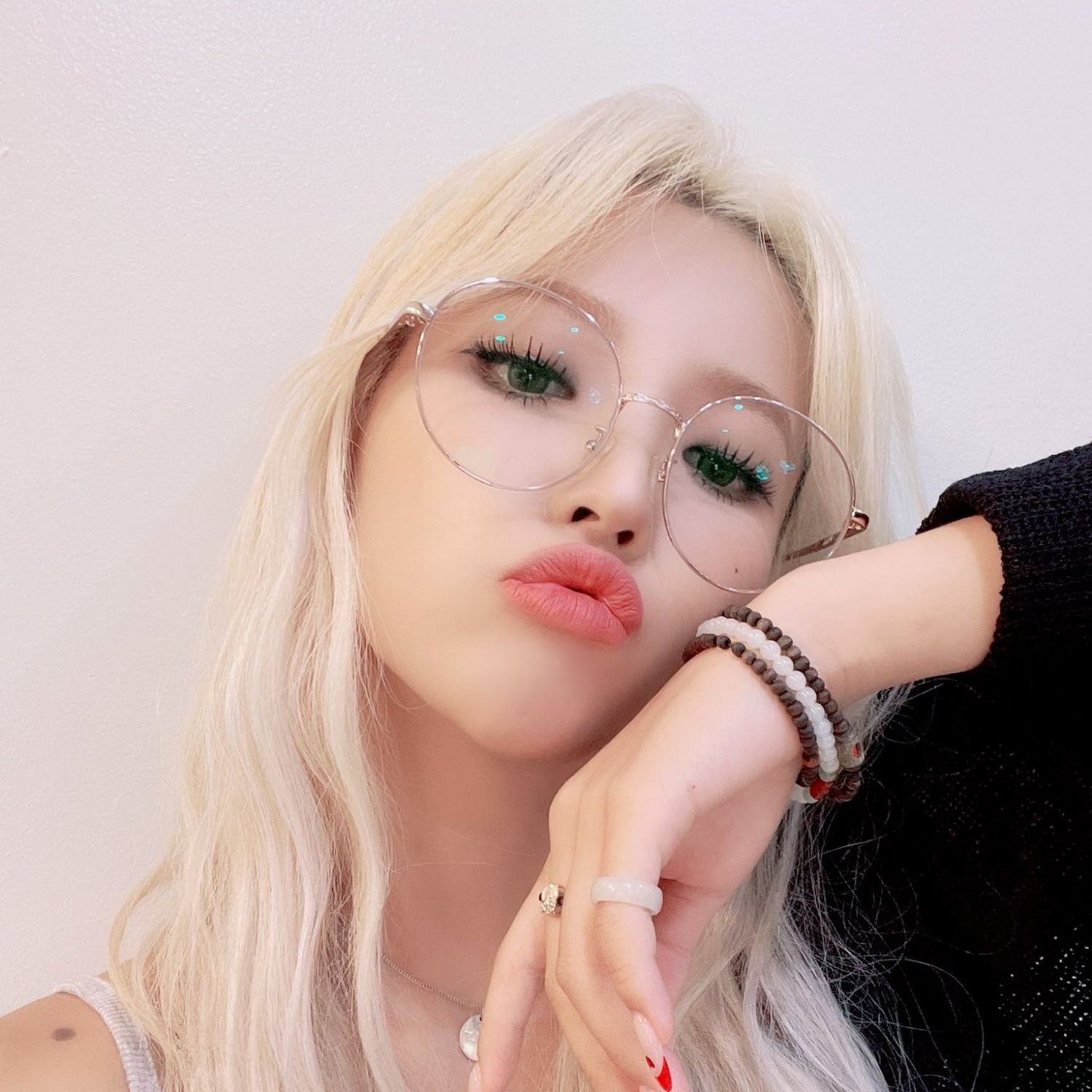 Behind-the-scenes cut of Soyeon ((G)I-DLE)