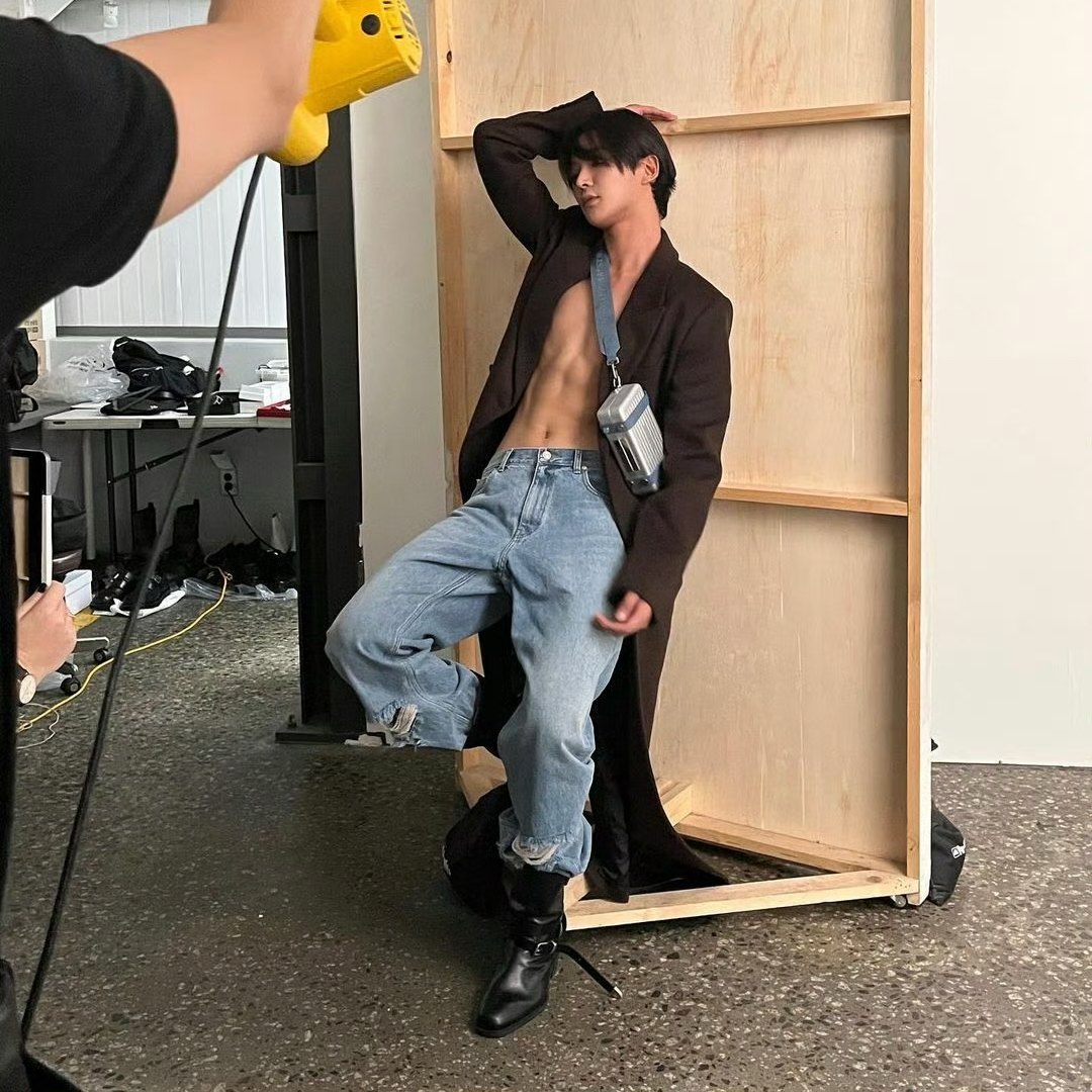 Behind-the-scenes cut of Rowoon