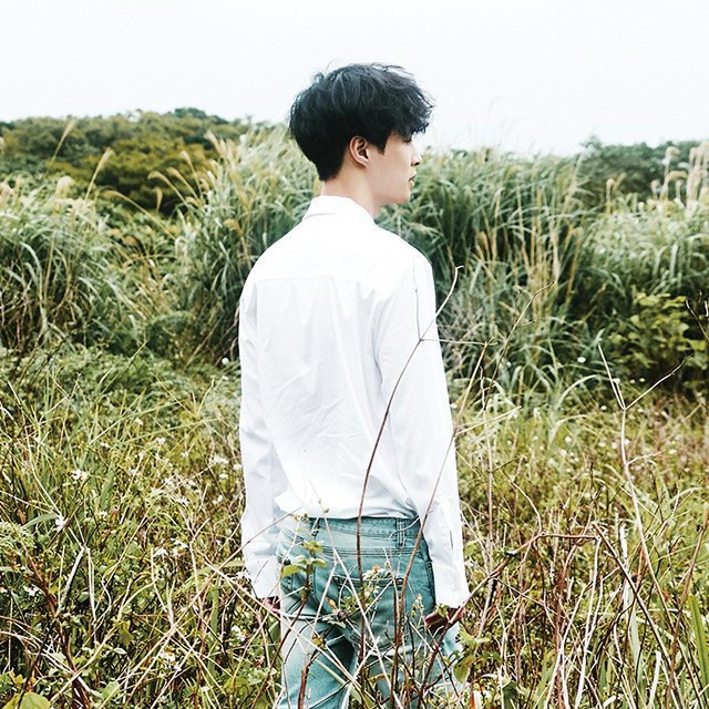 Behind-the-scenes cut of Lay (EXO)