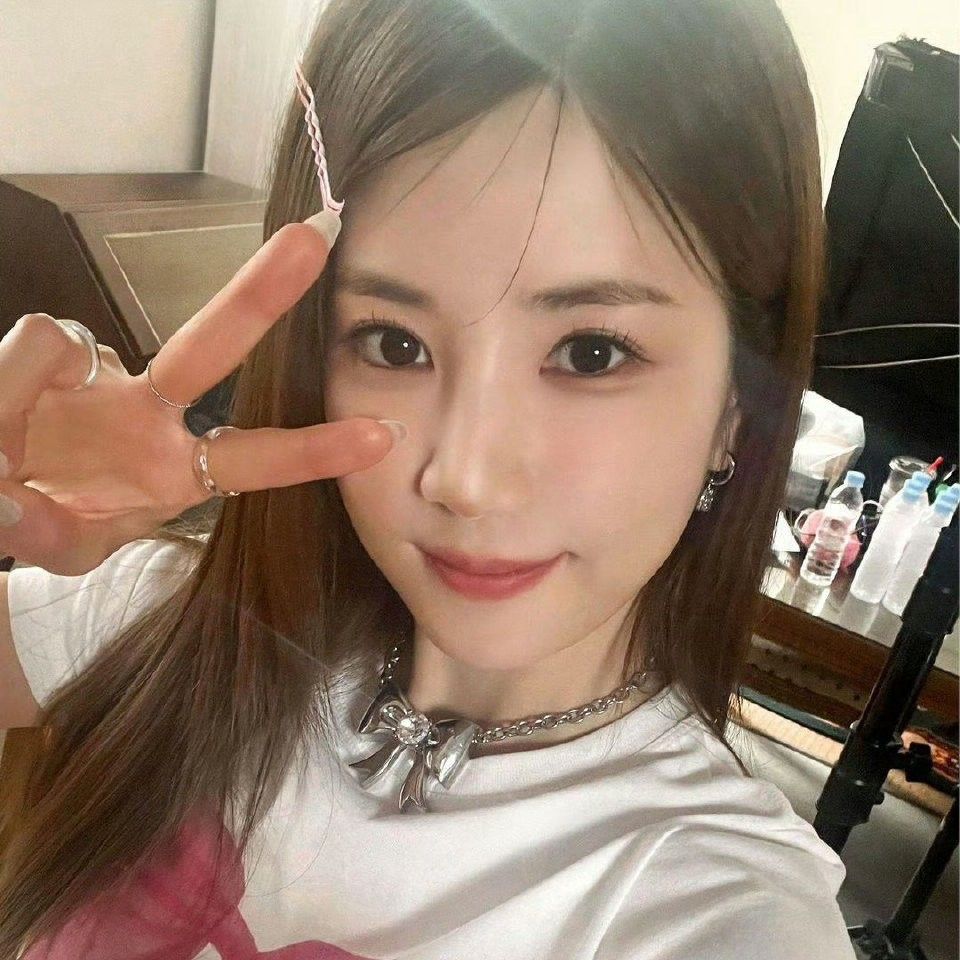 Behind-the-scenes cut of Park Chorong (Apink)