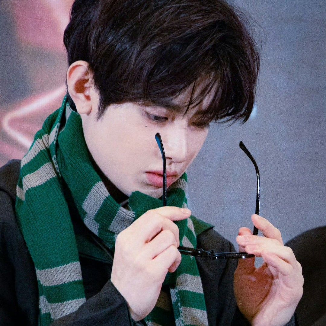 Behind-the-scenes cut of Zhang Hao (ZEROBASEONE)