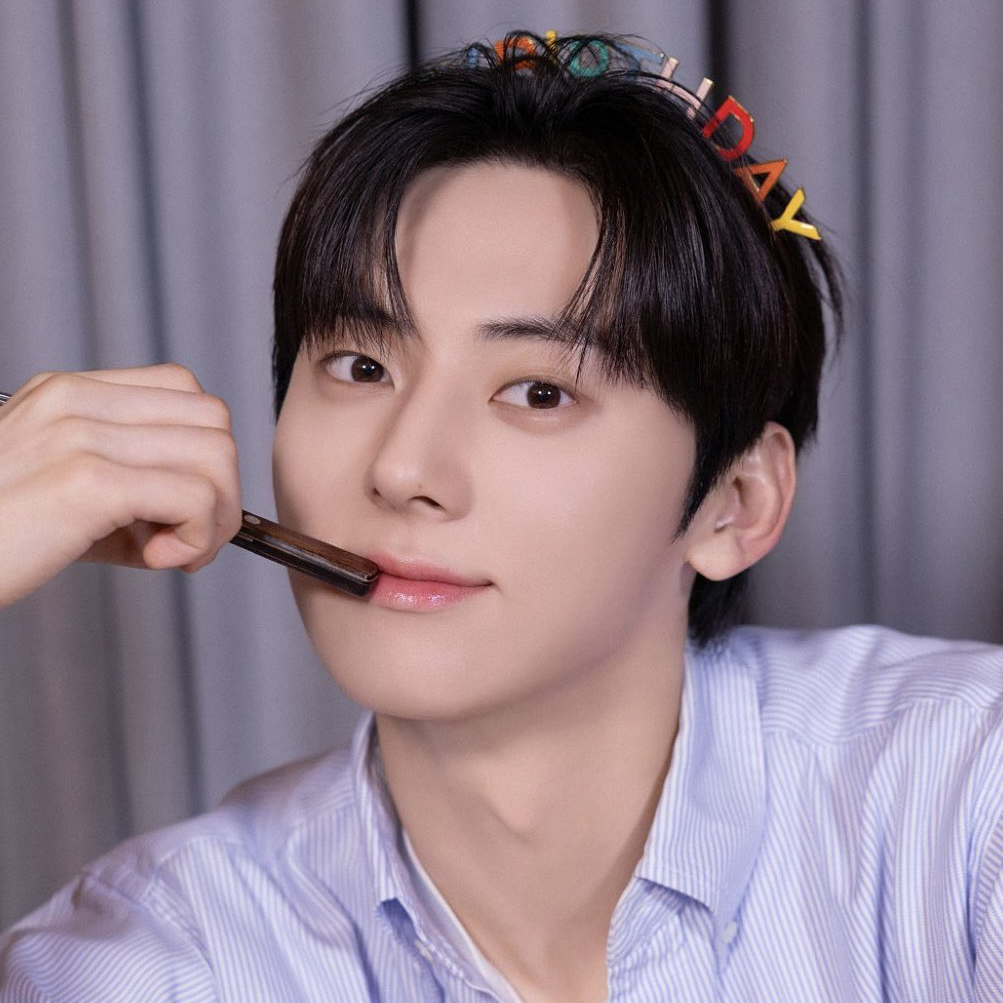 A moment captured by Hwang Minhyun's fan