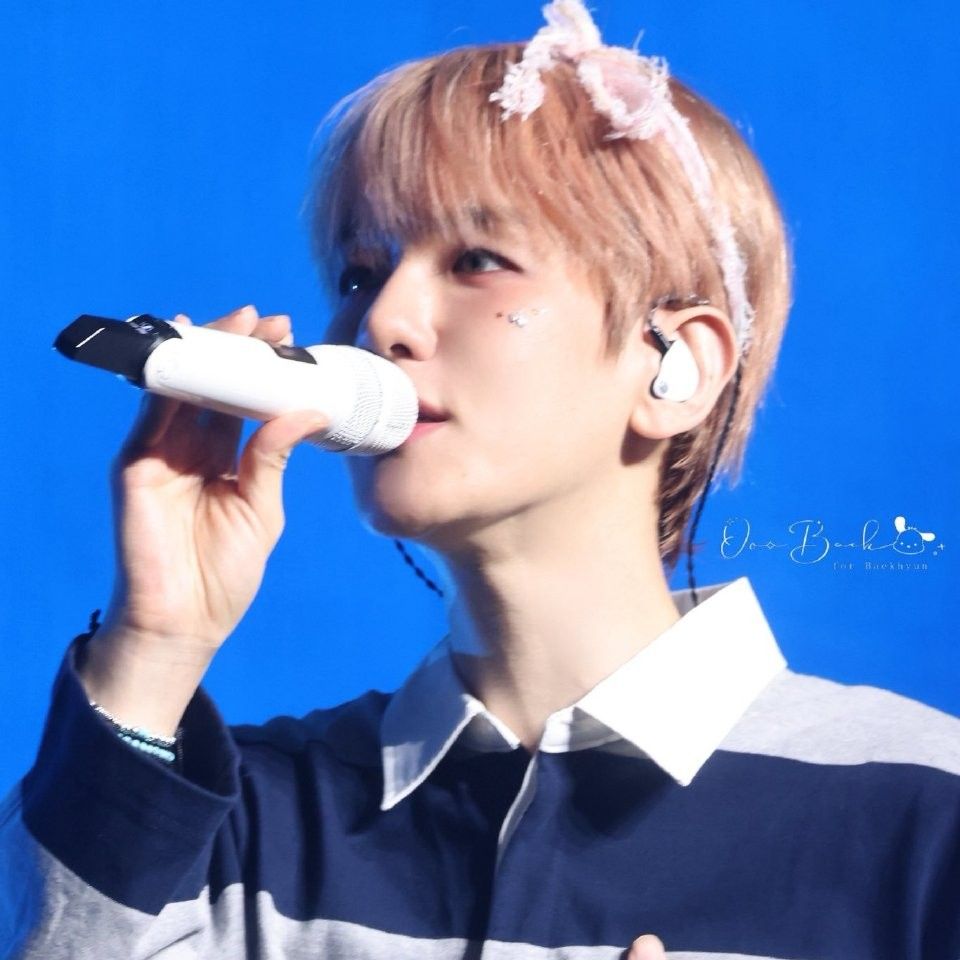 A moment captured by Baekhyun (EXO)'s fan