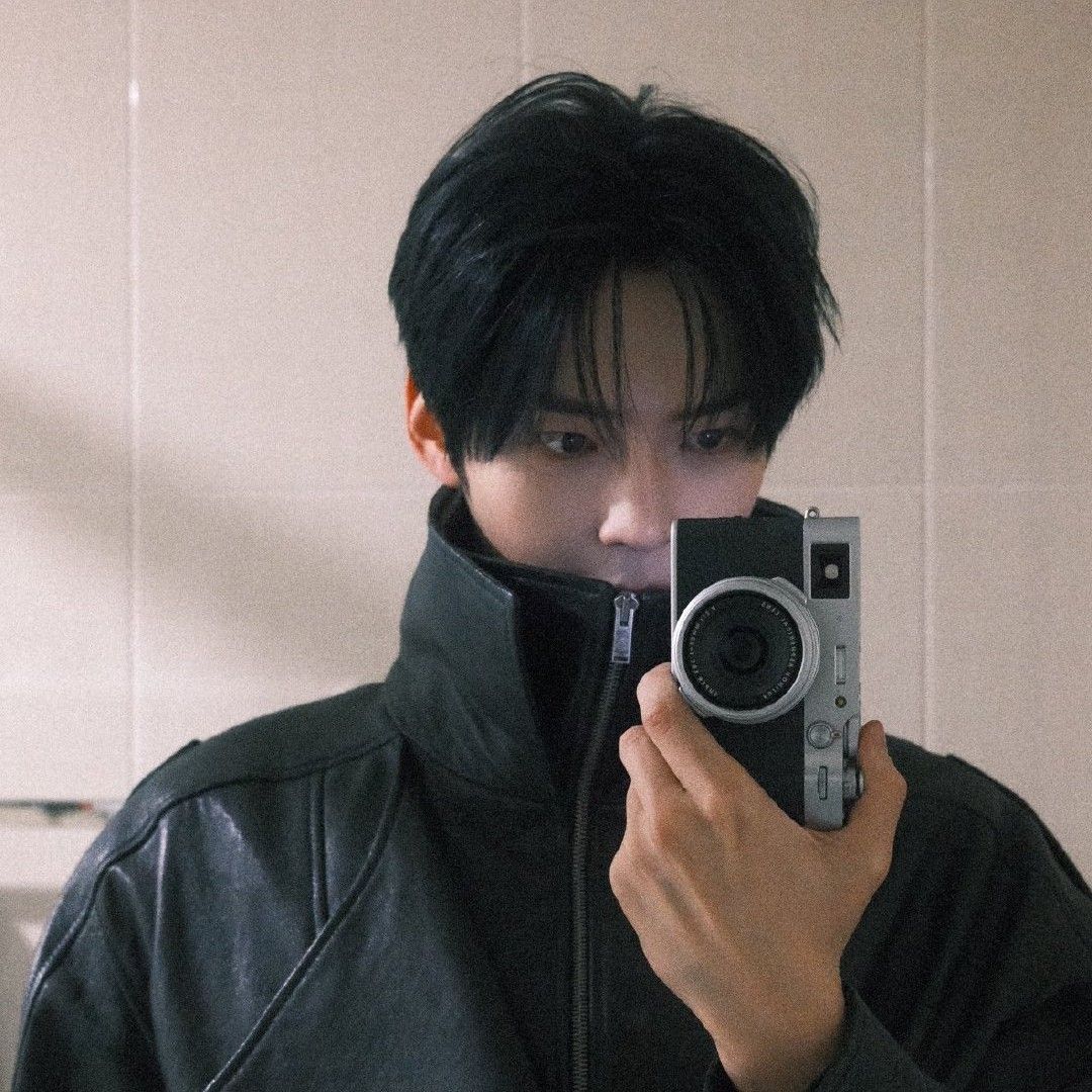 Latest photo of Sung Hanbin (ZEROBASEONE)