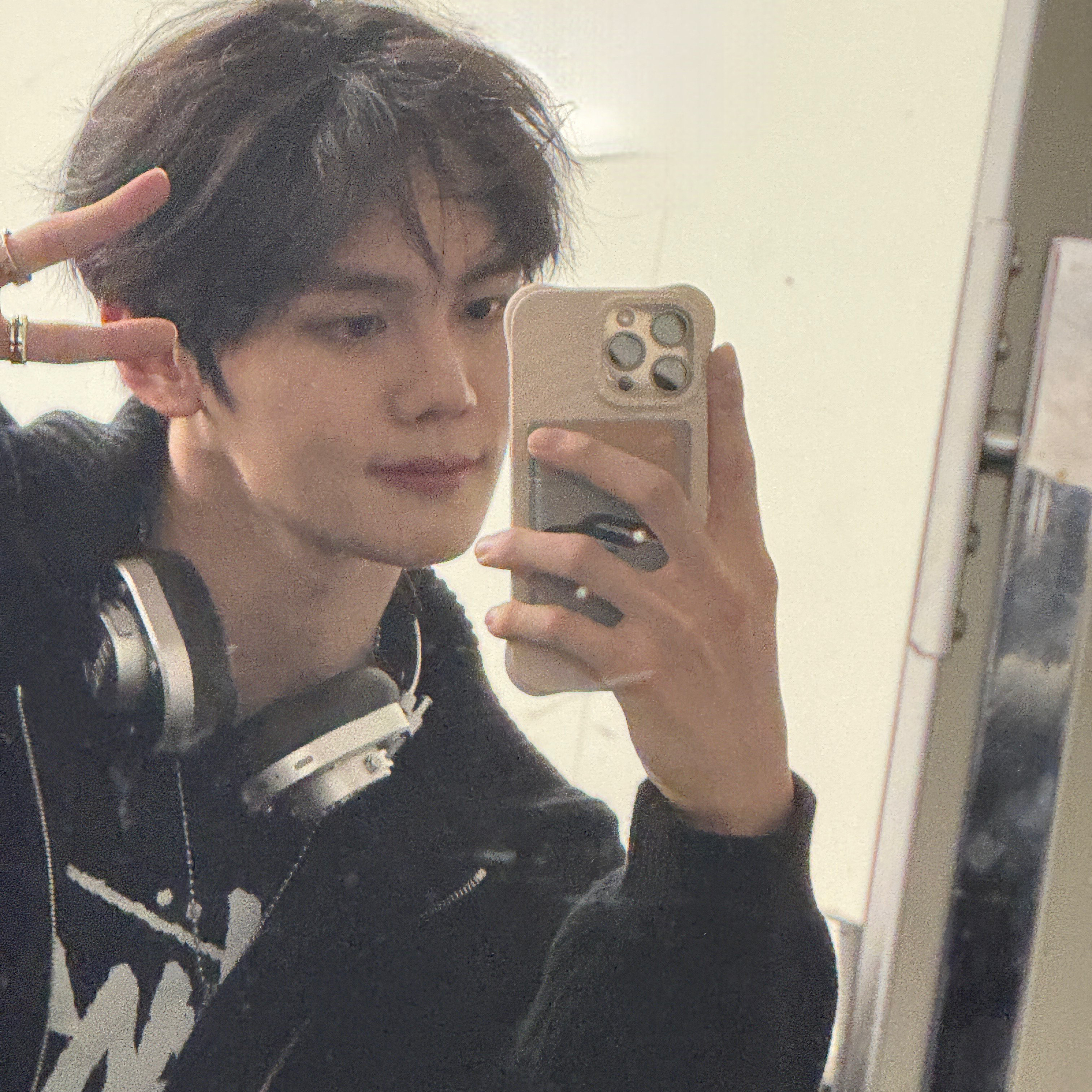 Recent activity shot of Kim Gyuvin (ZEROBASEONE)