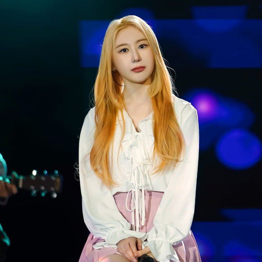 A moment captured by Lee Chaeyeon's fan