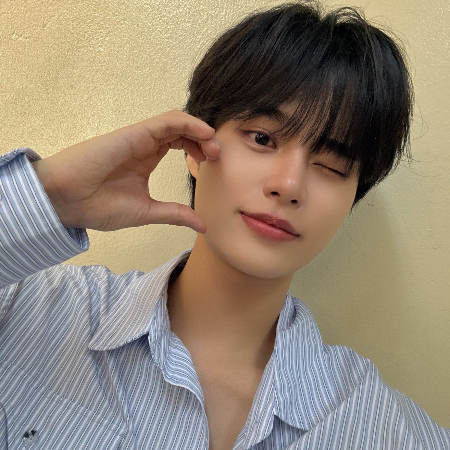 A moment captured by Lee Daehwi (AB6IX)'s fan