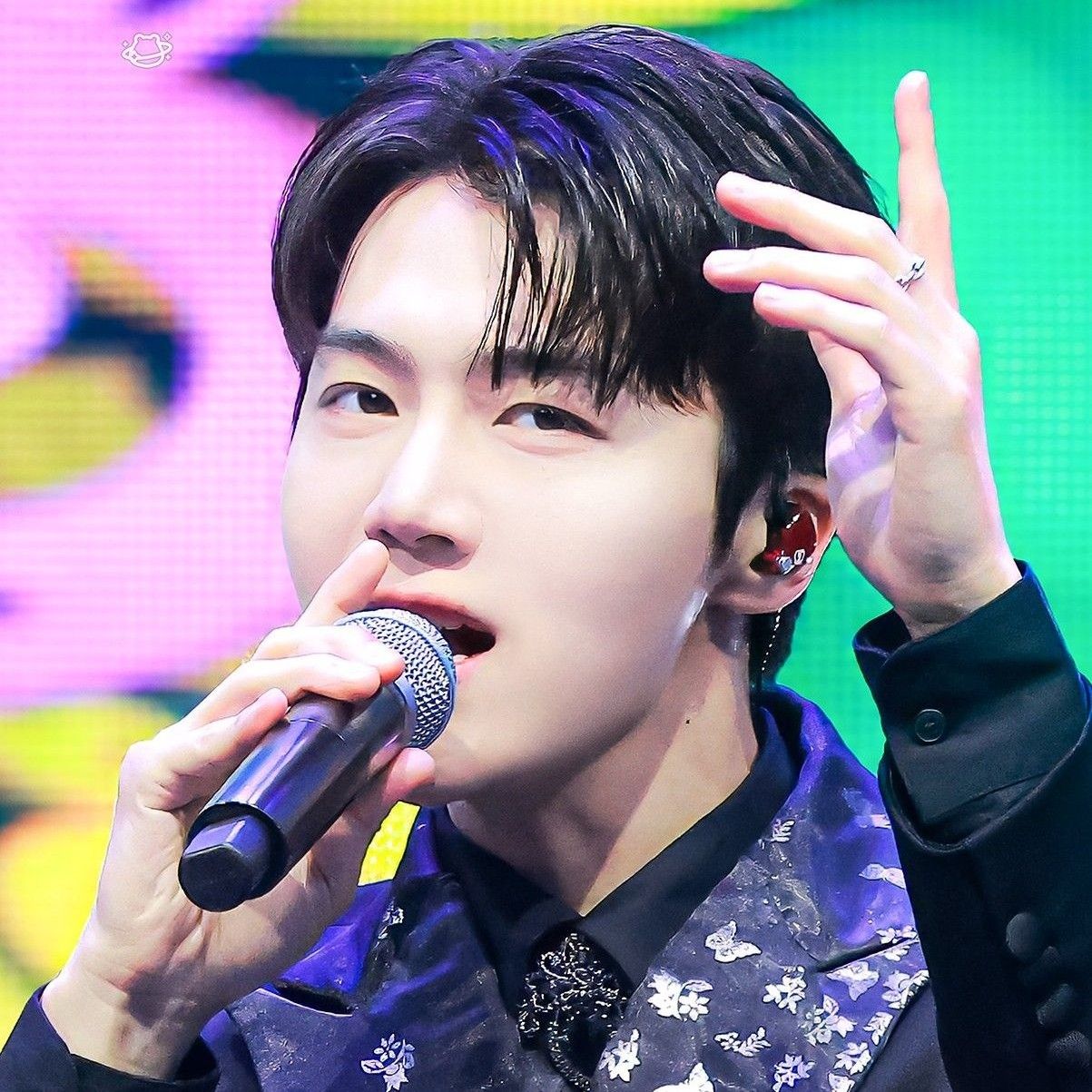 A moment captured by Jinho (PENTAGON)'s fan