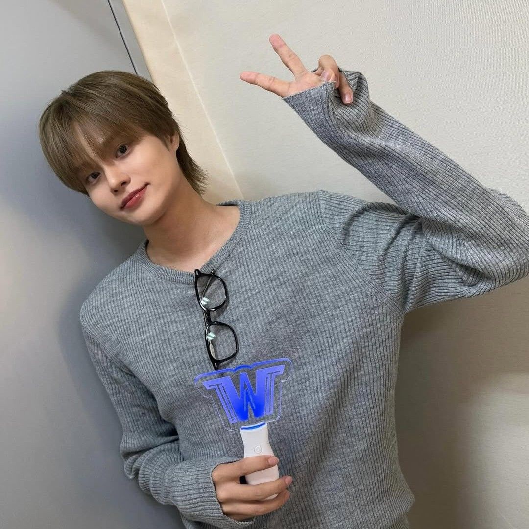 Foto aktivitas terbaru Lee Daehwi (AB6IX)