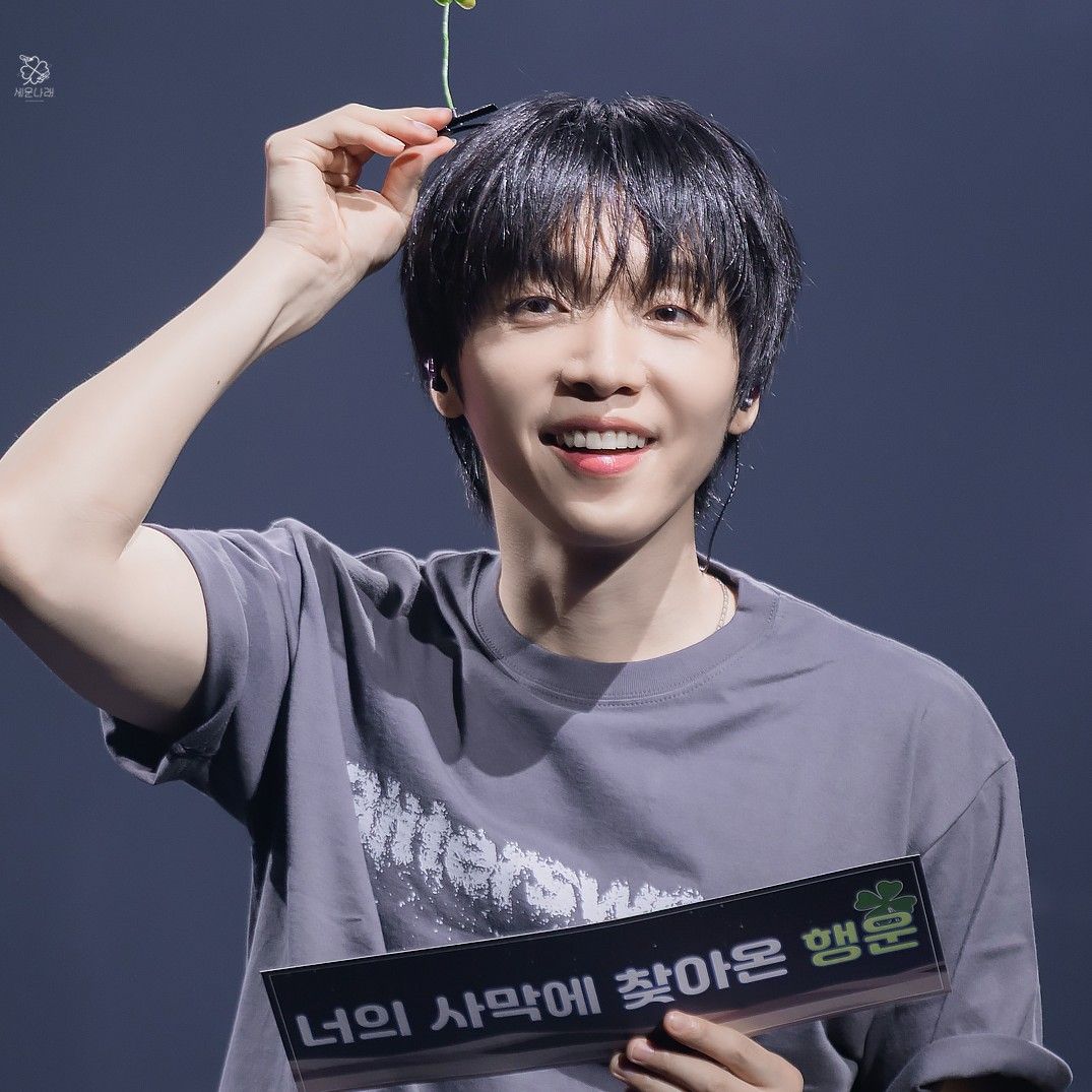 A moment captured by Jeong Sewoon's fan