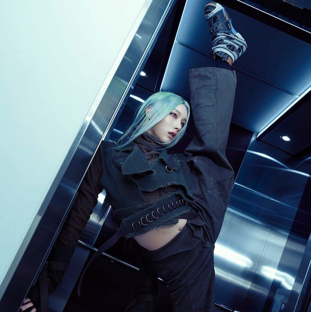 A moment captured by XLOV's fan