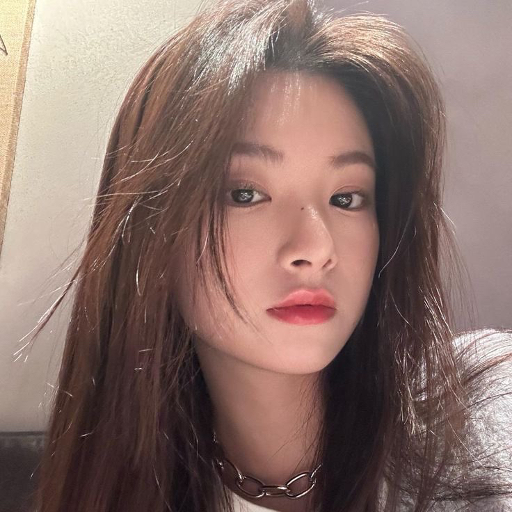 Recent activity shot of Yiren (EVERGLOW)