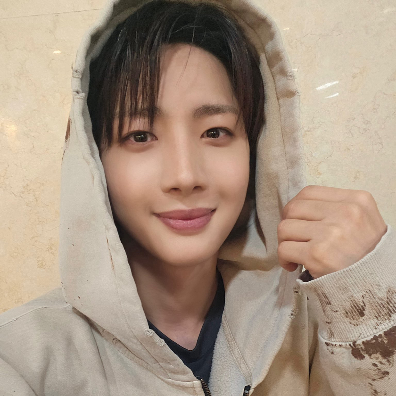 A moment captured by Hui (PENTAGON)'s fan