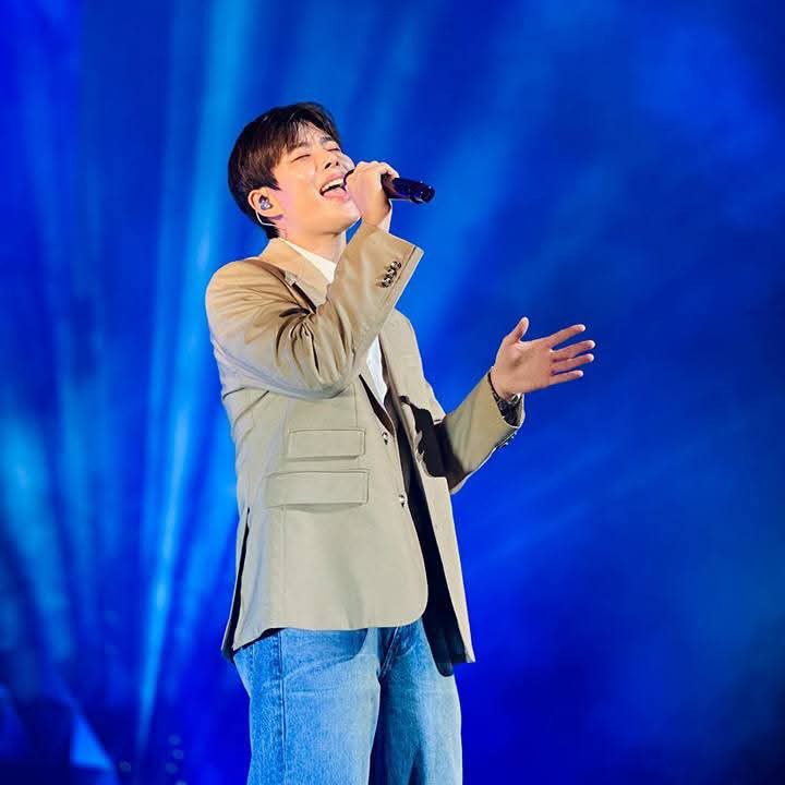 A moment captured by MJ (ASTRO)'s fan