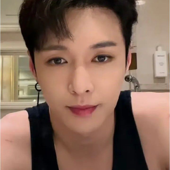 Recent activity shot of Lay (EXO)
