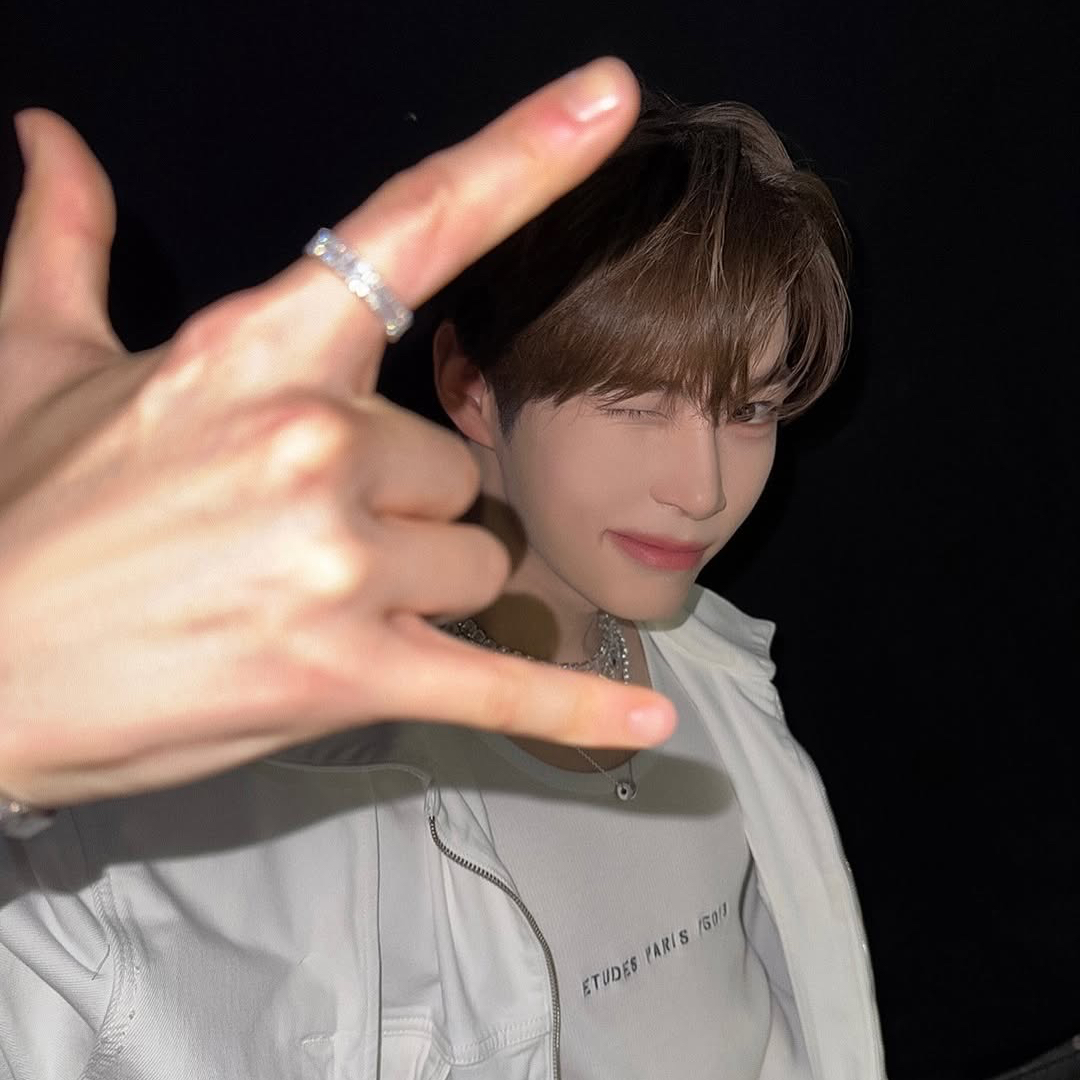 Behind-the-scenes cut of Sung Hanbin (ZEROBASEONE)