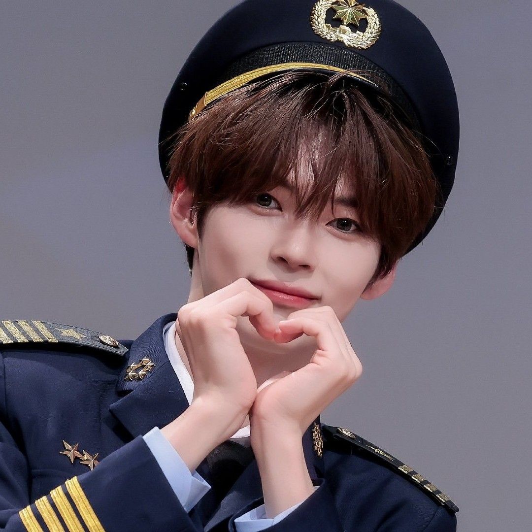 Potret di balik layar Sung Hanbin (ZEROBASEONE)