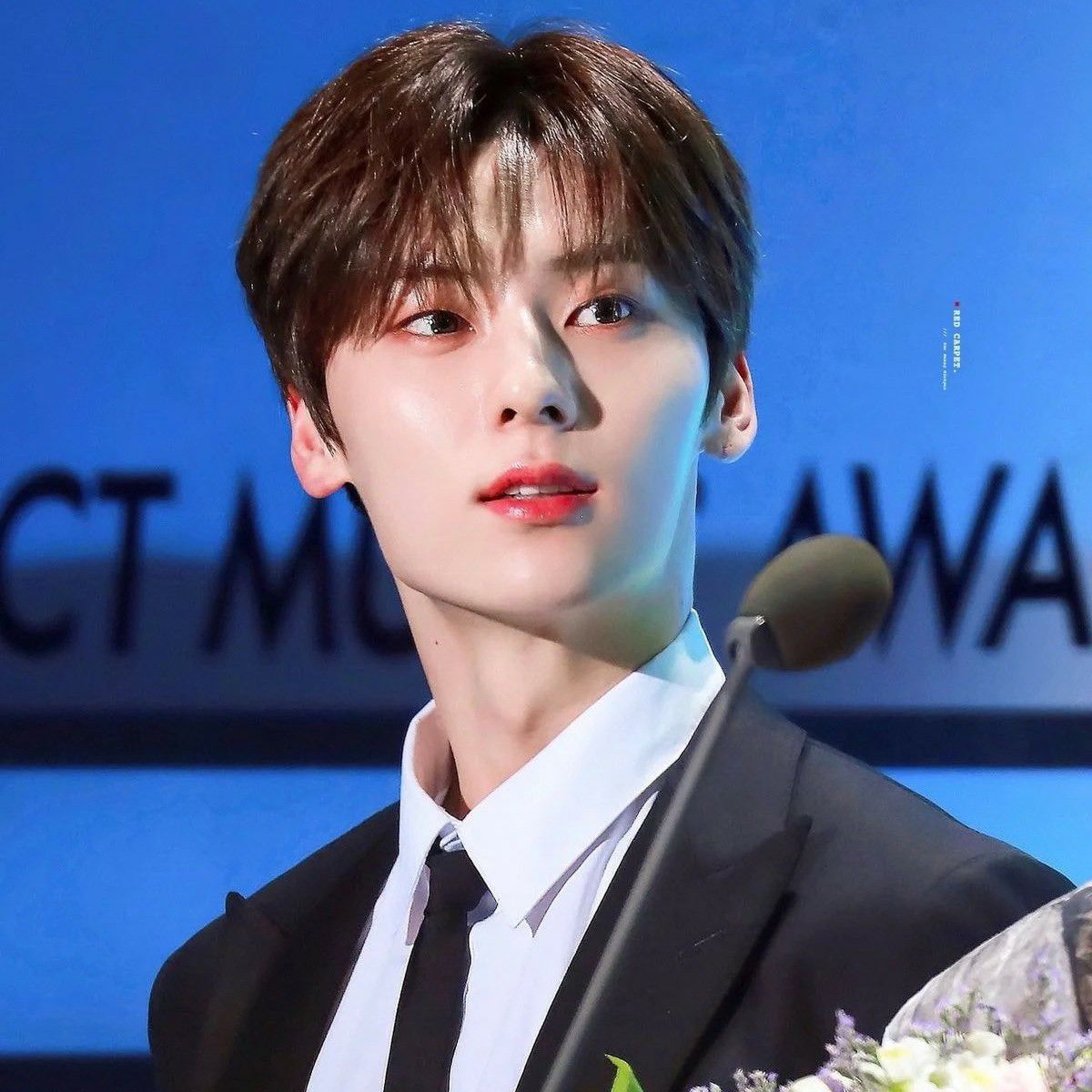 A moment captured by Hwang Minhyun's fan