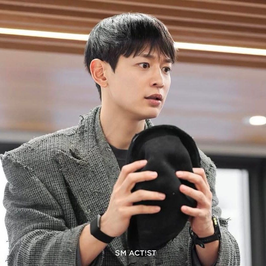 Behind-the-scenes cut of Minho (SHINee)