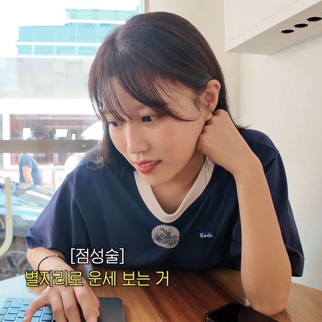 A moment captured by Lee Miju (Lovelyz)'s fan