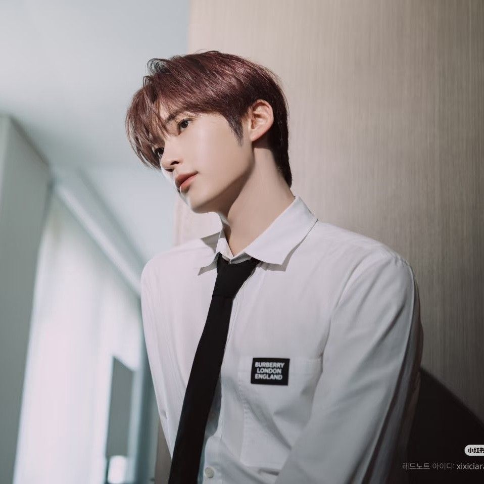 Foto aktivitas terbaru Sung Hanbin (ZEROBASEONE)