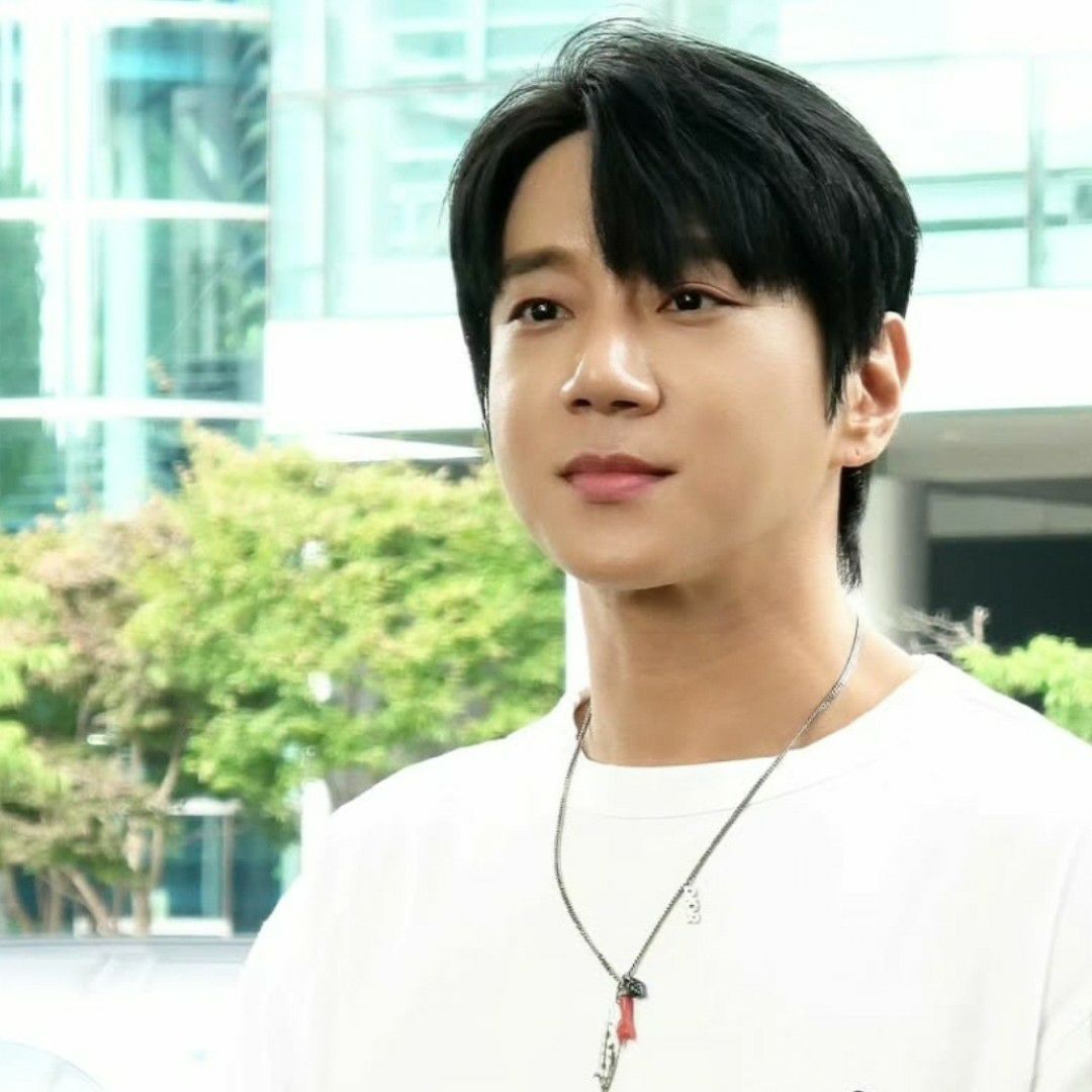 Recent activity shot of Hwang Chiyeol