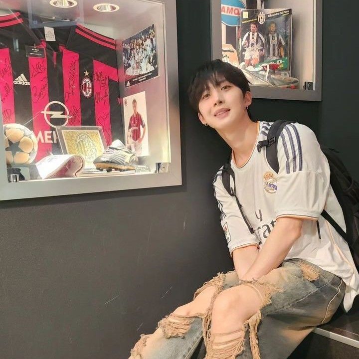 A moment captured by Hui (PENTAGON)'s fan