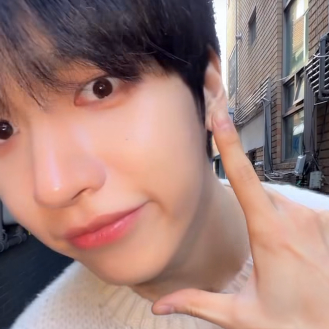 Behind-the-scenes cut of Hanjun (n.SSign)